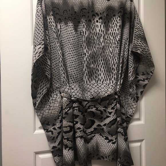 NWT Natori Women's Gray Python Print Dolman Sleeve Belted Tunic Top Sz S-M - Picture 5 of 6